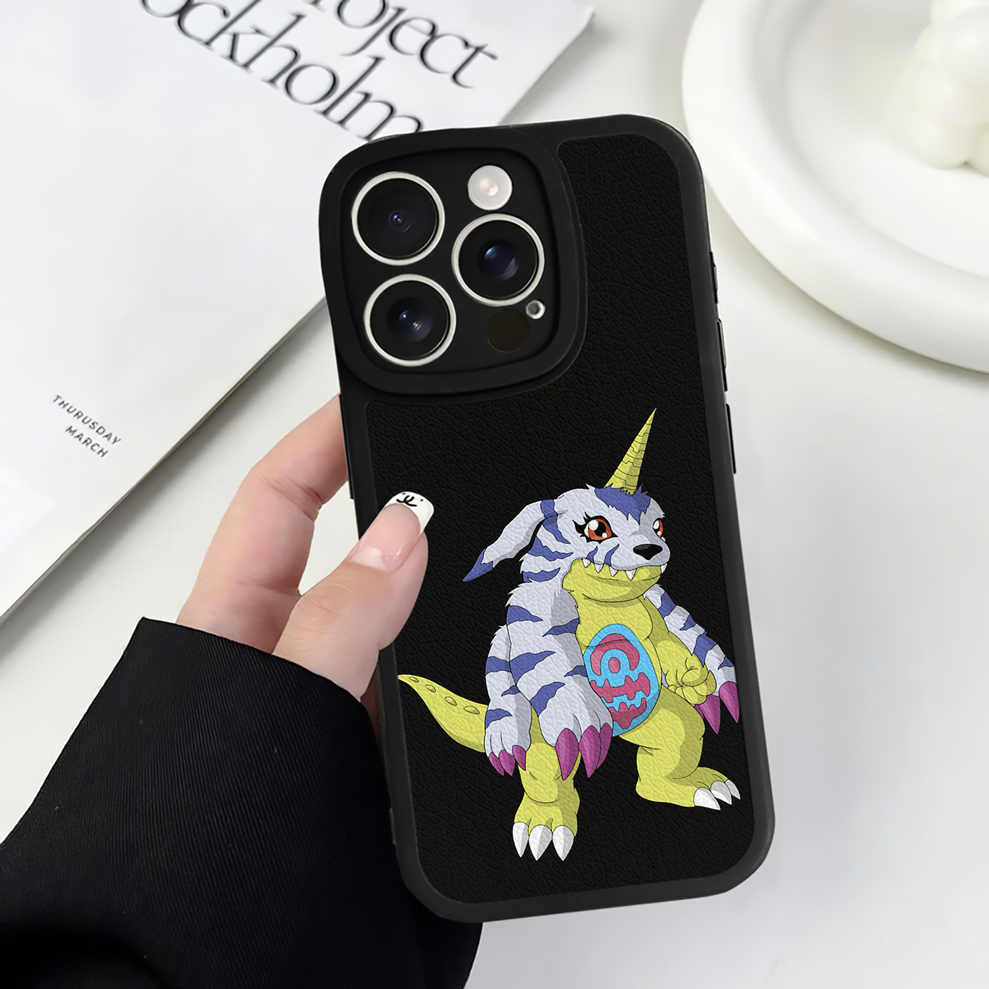 （画像用） Digimon デジタルモンスター/デジモン 【iPhone 16シリーズ対応】シリコンスマホケース（レザー調） 材質：シリコン